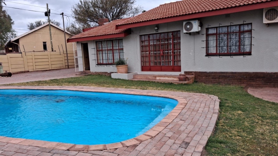 4 Bedroom Property for Sale in Postmasburg Northern Cape